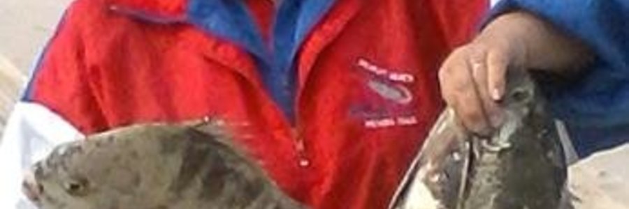 Bertha du Toit van die Galjoen Divaâ€™s met haar twee mooi galjoene wat sy gevang het